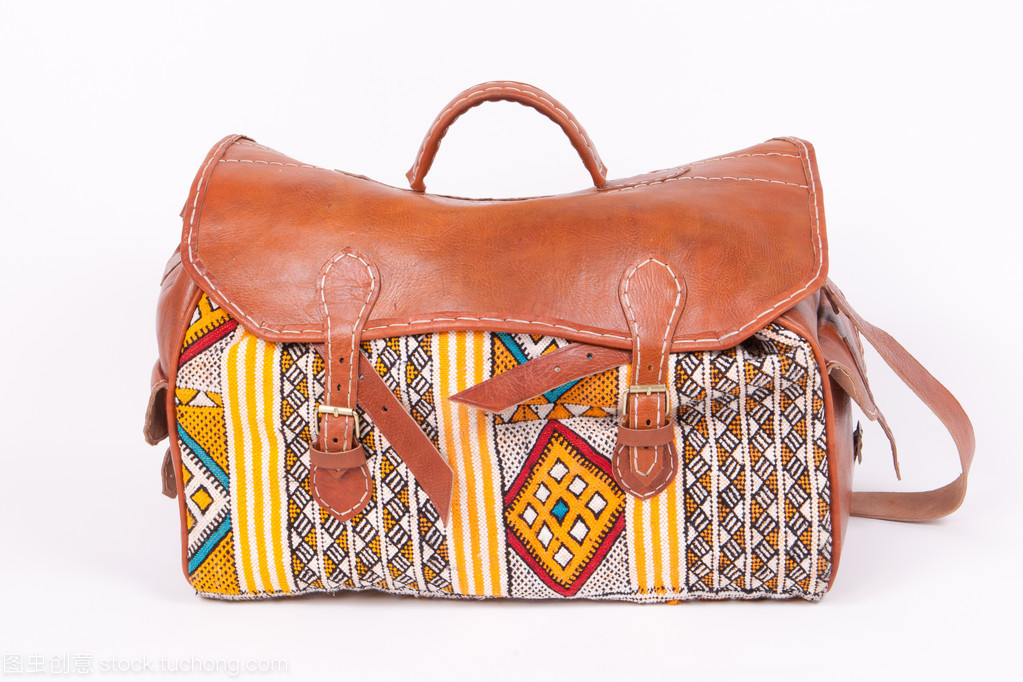 在白色背景上棕色旅行包